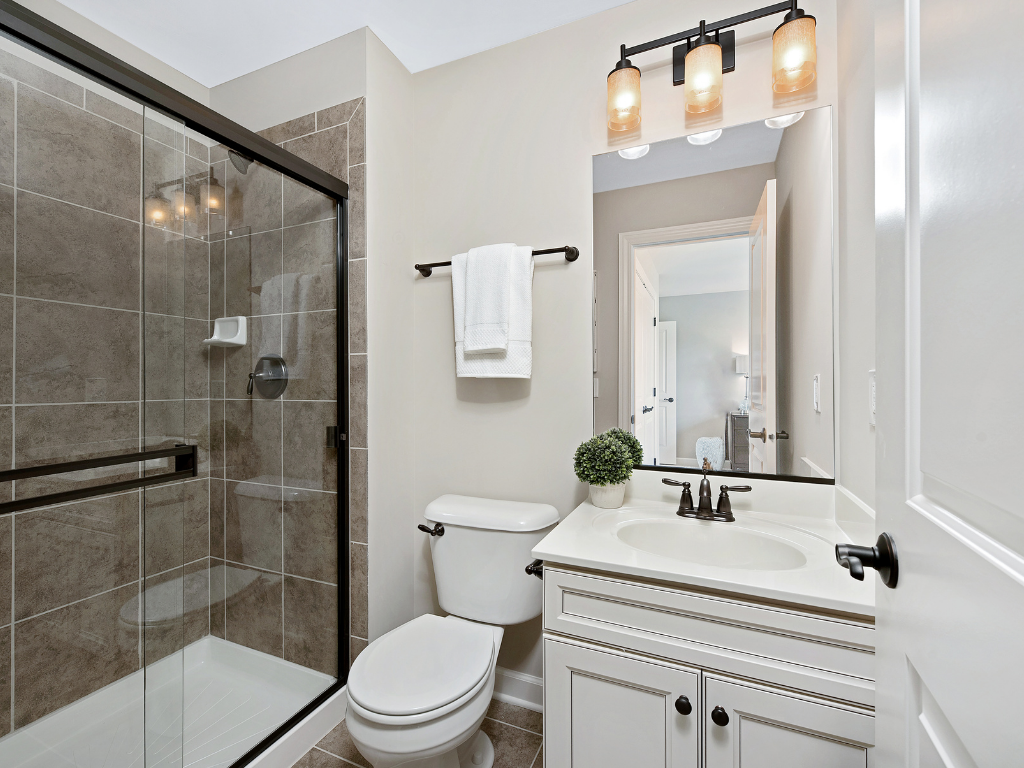 tips for home staging | clean and spotless bathroom | Billyard Insurance Group